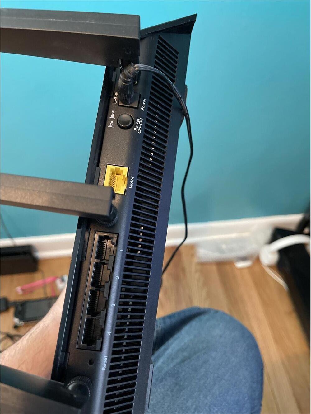 Netgear Router Model R6700v2 - Picture 12 of 12